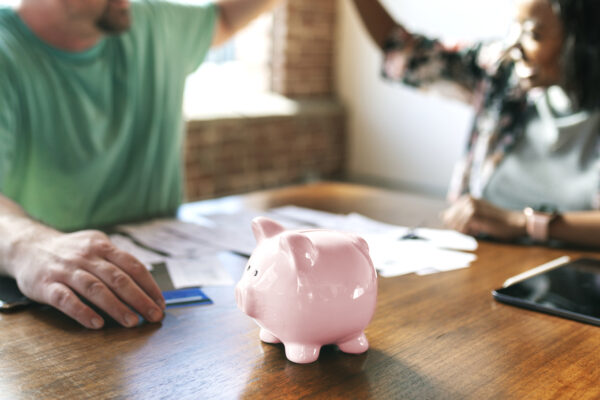 Imagem de um homem e uma mulher fazendo um planejamento financeiro