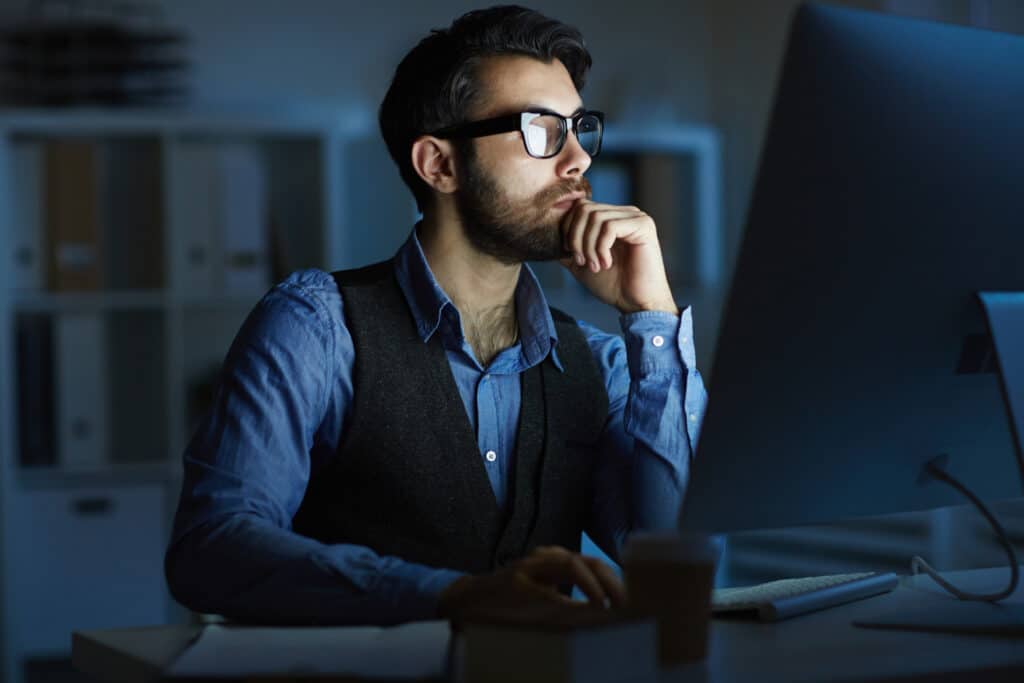 Imagem de um homem em frente ao computador